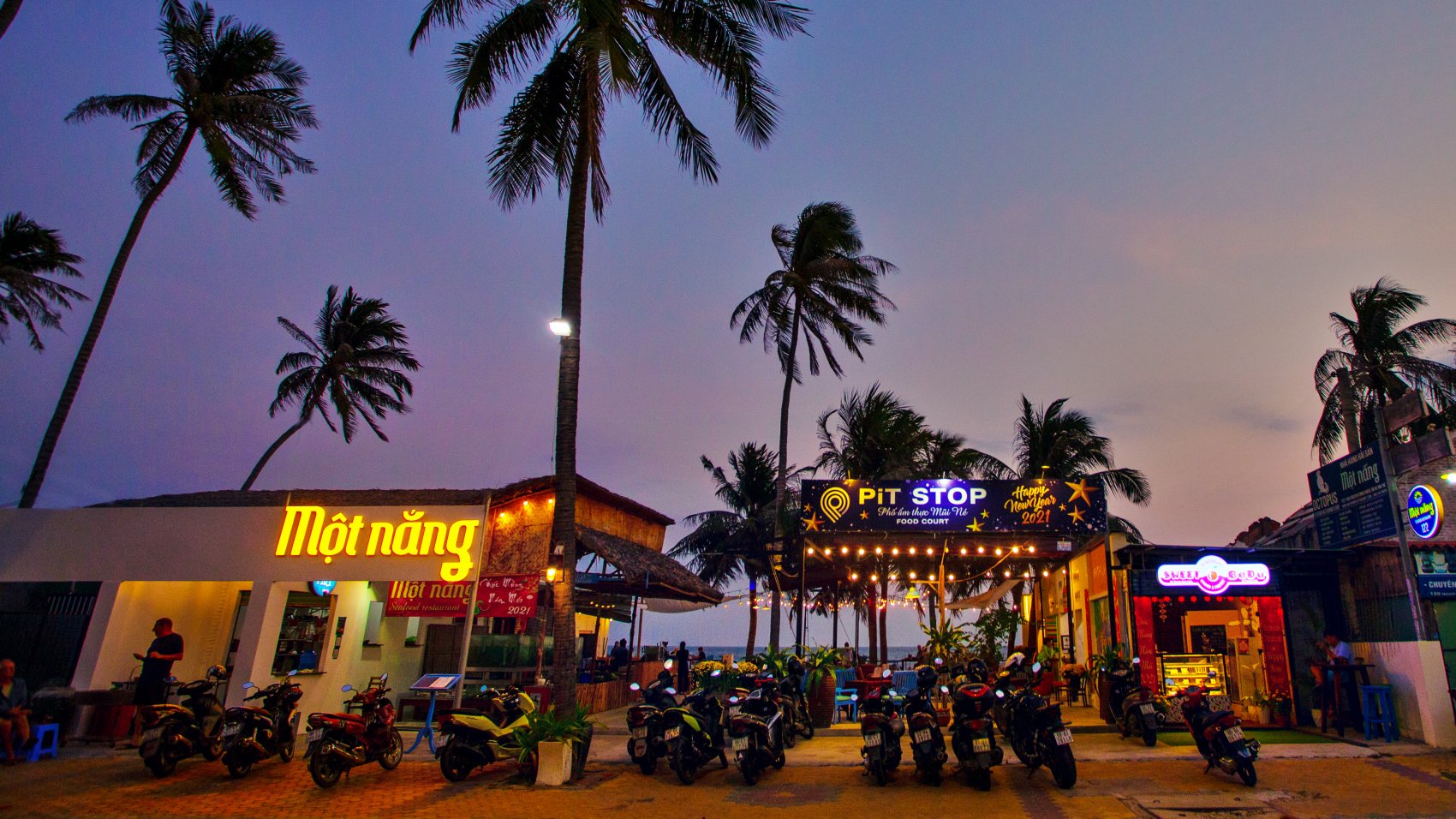 Bo Ke seawall in the evening, busy with diners, Mui Ne