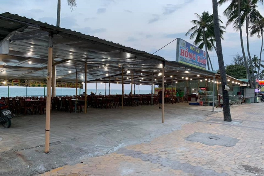 Beside the Bo Ke Hong Hao listing — seafront eatery with sea views serving goi ca