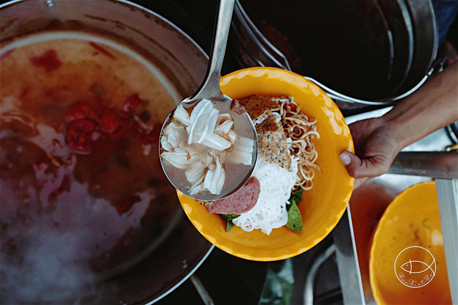 In the "how it is made / how to eat it" section — a bowl of bun goi ca mai (noodles with cured fish)