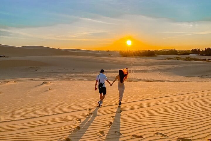 jeep tour Mui Ne, sunrise jeep tour Mui Ne, sunset jeep tour Mui Ne, Mui Ne sand dunes tour